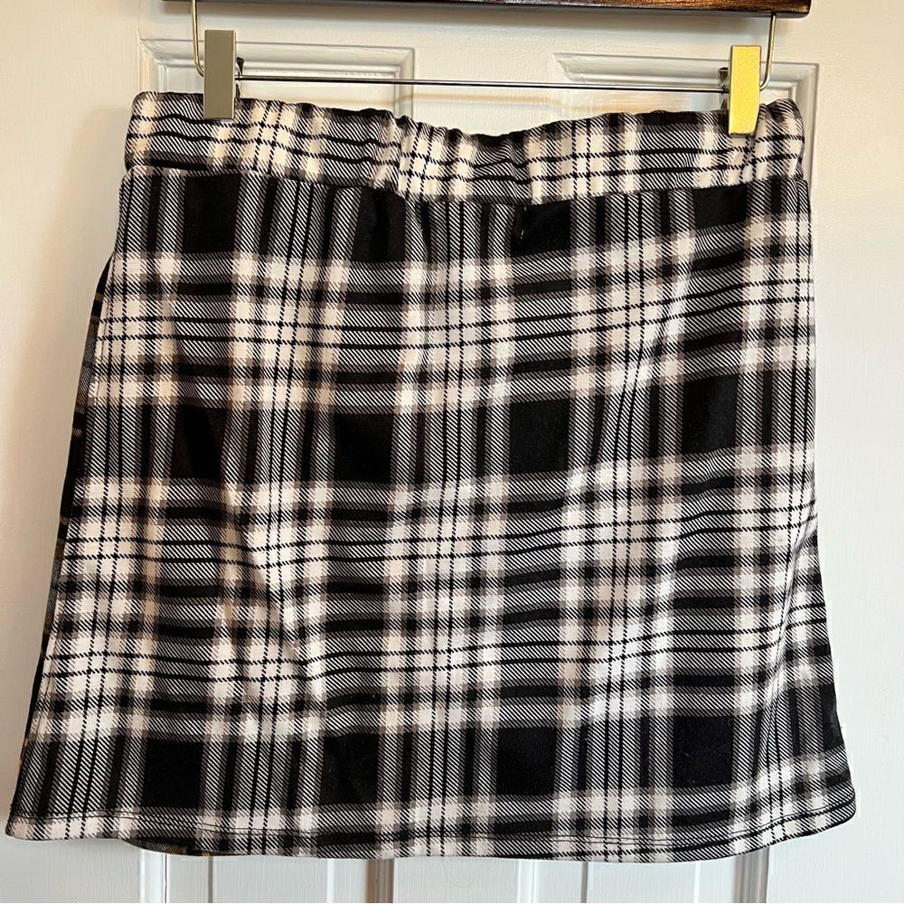 Almost Famous plaid pattern skirt with pockets - Picture 3 of 5